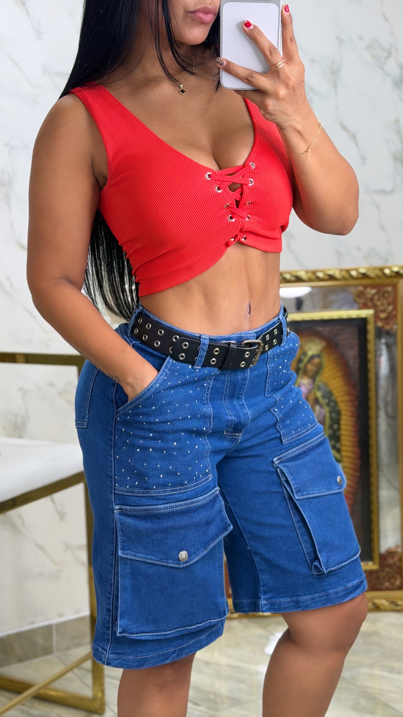 Bermuda jean con bolsillos cargo y detalles en taches