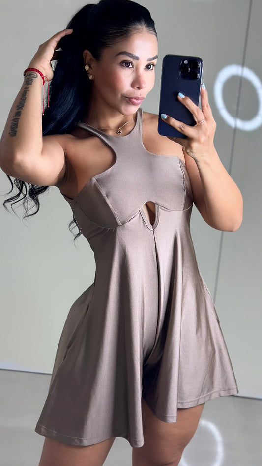 Vestido short, copa embonada